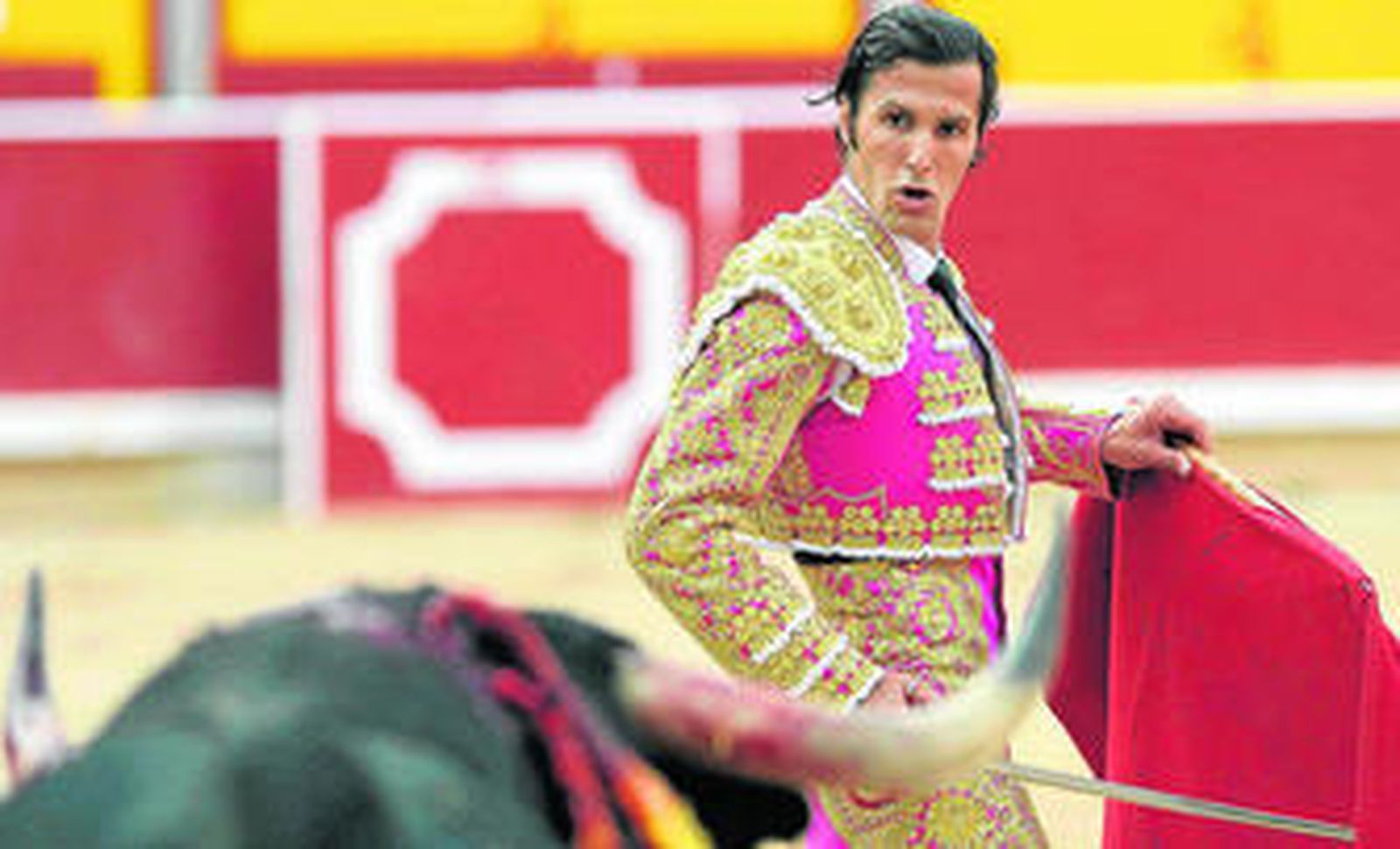 El diestro David Mora frente al quinto toro, al que cortó una oreja, ayer, en la plaza de Pamplona.