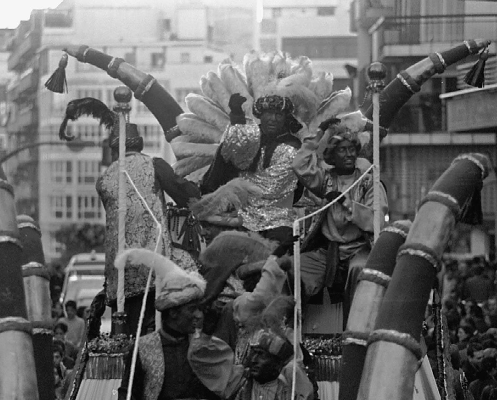 Joaquín Caparrós, el Rey Baltasar, tira caramelos a sus seguidores en el recorrido por las calles de Huelva  de la Cabalgata  de los Reyes Magos de 1999.