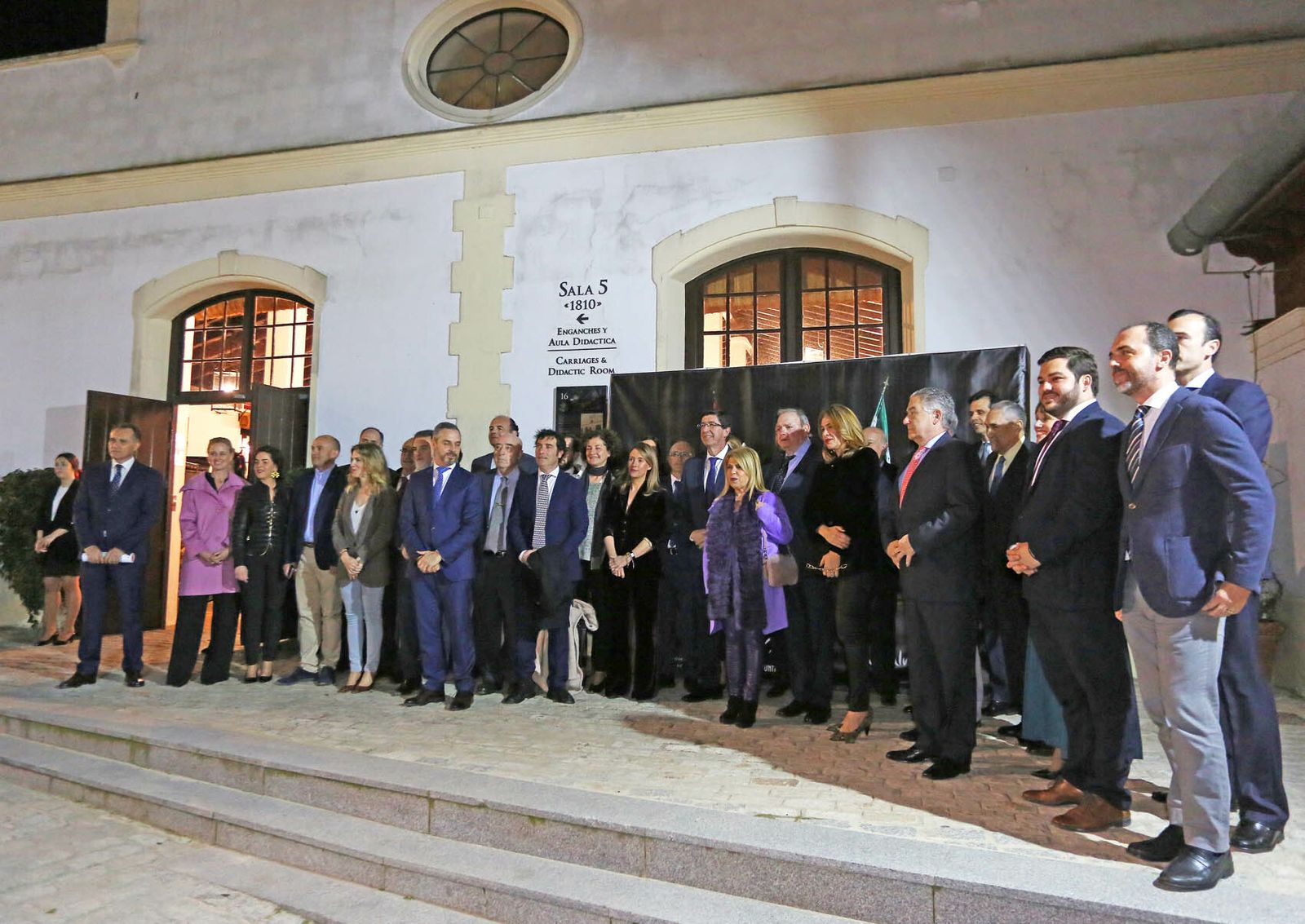 Organizadores y premiados posan anoche en la Real Escuela del Arte Ecuestre.