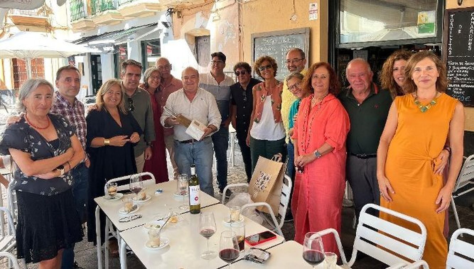 El homenajeado Pelayo García Borbolla con Carmen Morillo, David Doña, Inma Macías, Rafa Navas, Tily Santiago, Pablo Juliá, Diego Calvo,  Pedro Ingelmo, Mónica de Ramón, Fernando Santiago, Taite Cortés, Oscar Lobato, Ana Candón y Lourdes Acosta, durante el homenaje en el Restaurante Bar El Terraza.