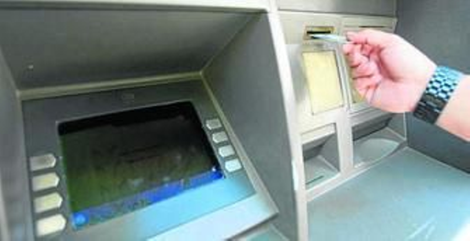 Obreros en pleno tajo en una zanja en la calle.