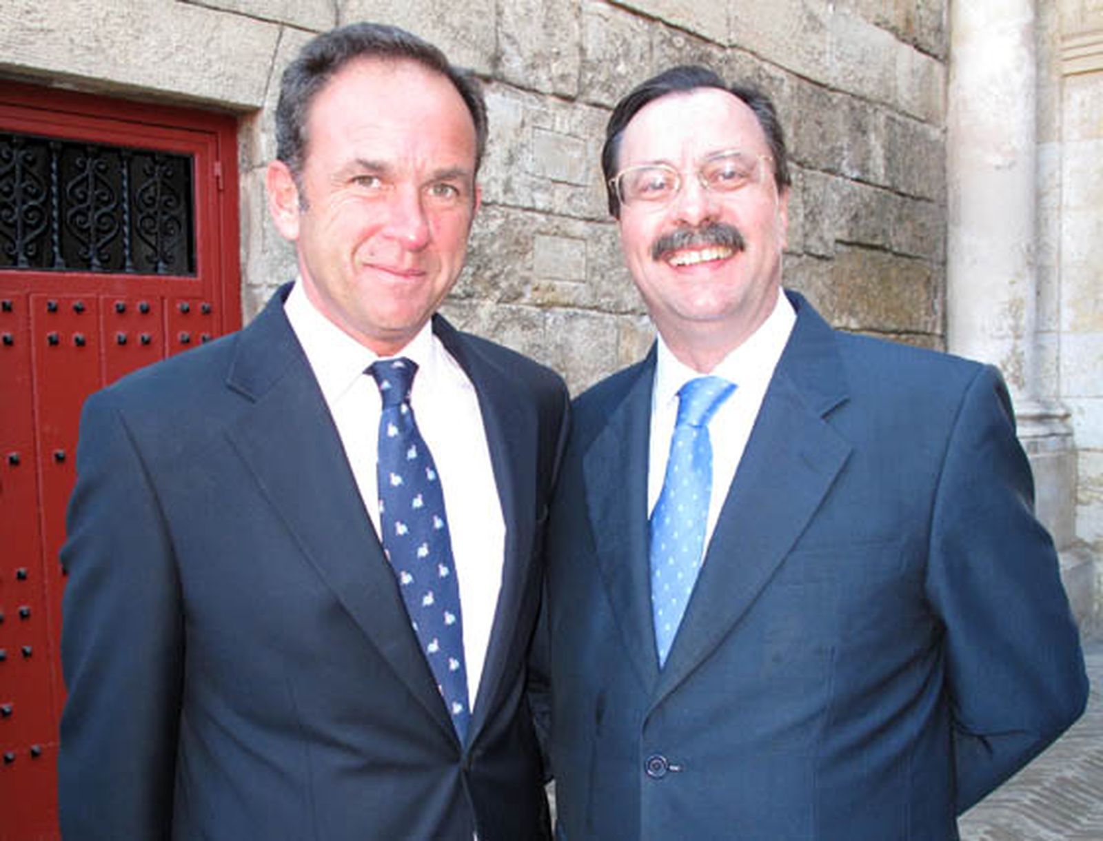 Fernando Fernández-Figueroa, secretario general de la Diputación de Sevilla, y Luis Cáceres, presidente del Colegio de Dentistas de Sevilla.

Foto: Victoria Ramírez