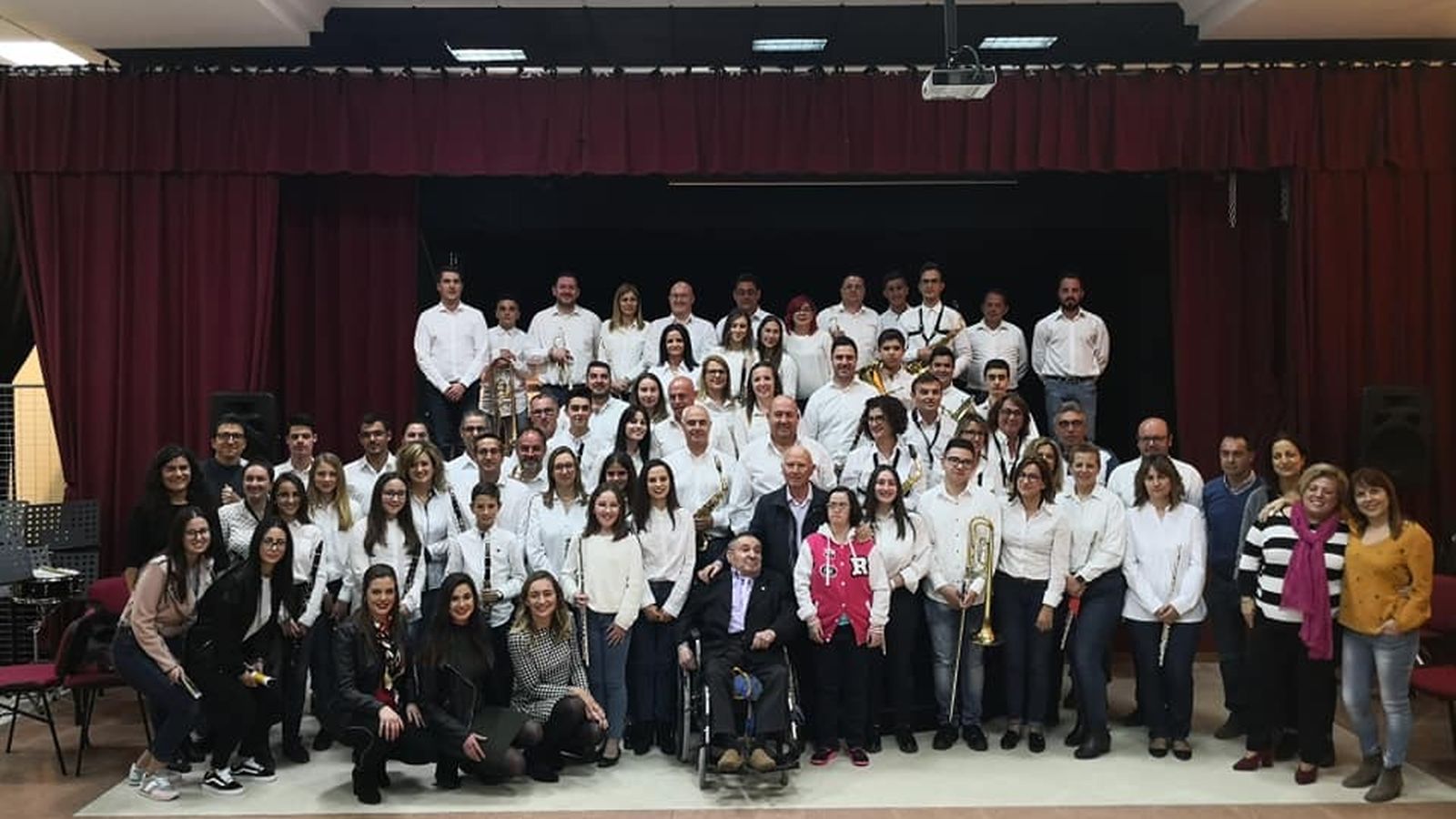 Foto de familia de todos los participantes en el concierto homenaje a José Ibáñez
