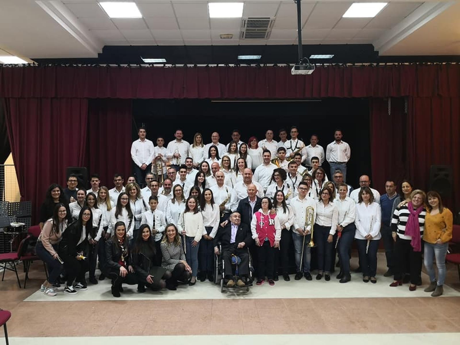 Foto de familia de todos los participantes en el concierto homenaje a José Ibáñez