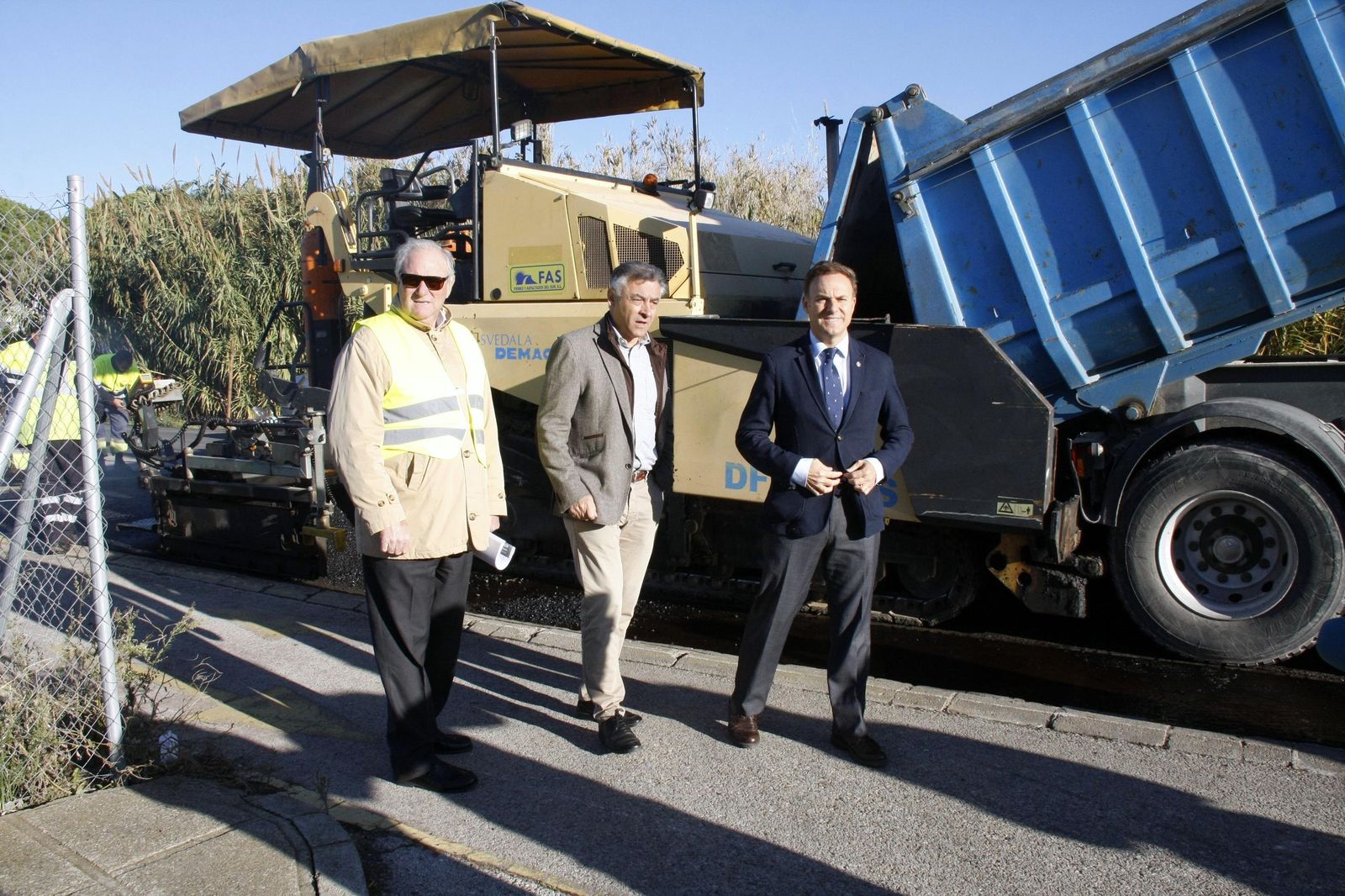 El alcalde, David de la Encina, y el delegado territorial Fomento y Vivienda, Federico Fernández, ayer en El Puerto con técnicos de las obras.