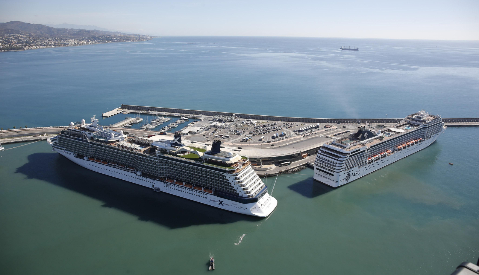 Imagen de archivo de dos cruceros junto a la parcela del puerto de Málaga donde se proyecta el hotel de 150 metros.