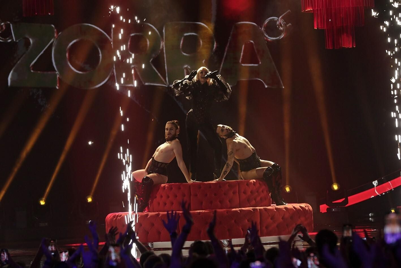 Nebulossa y los bailarines que acompañan a su vocalista, María Bas, con 'Zorra'