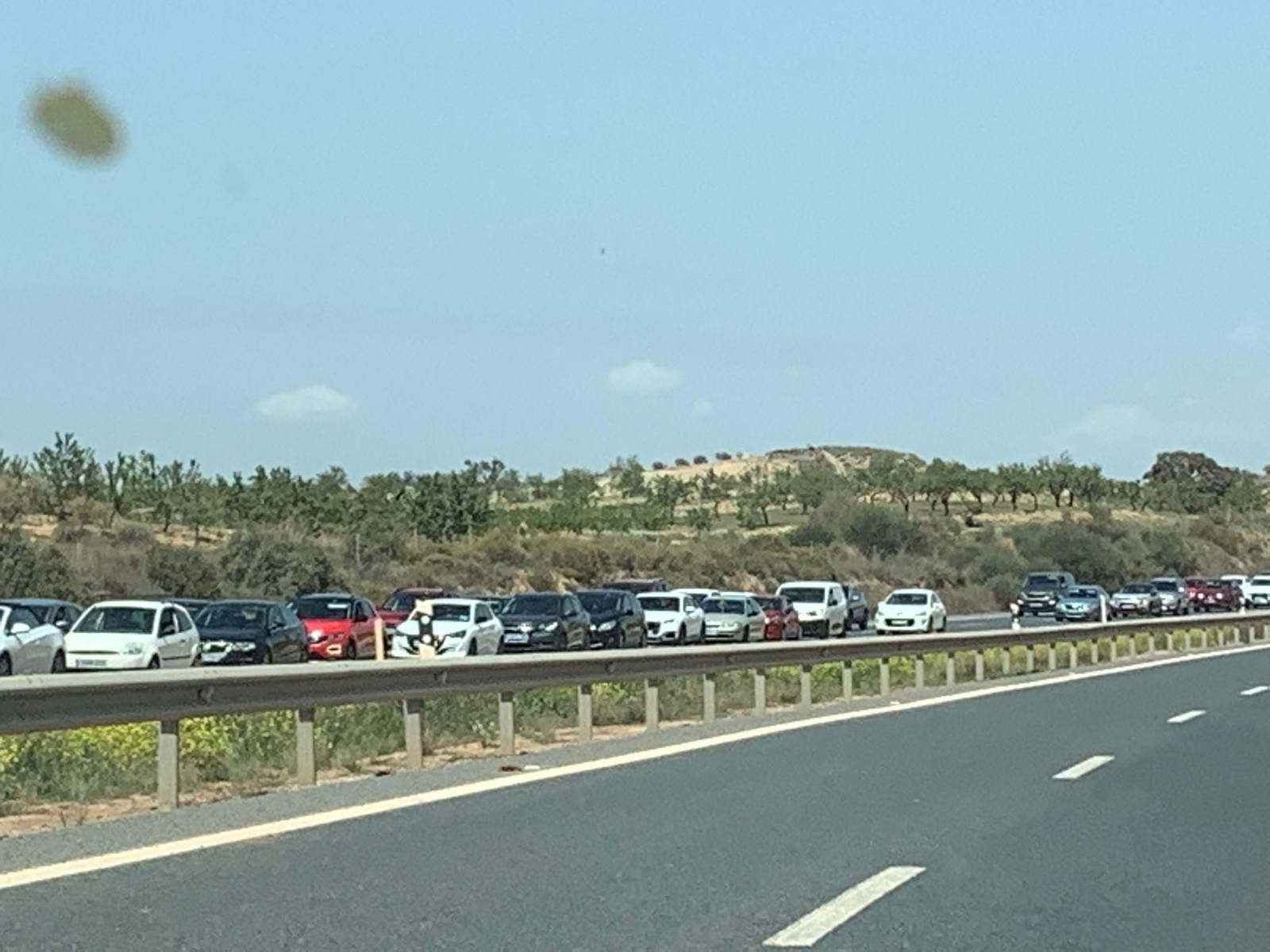 Retenciones en la autovía de Granada a la altura de Dúrcal en sentido Motril por un accidente. Retenciones en la autovía de Granada a la altura de Dúrcal en sentido Motril por un accidente.