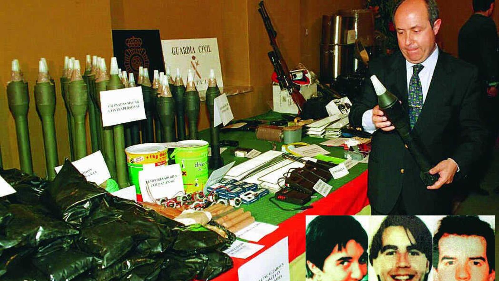 El delegado del Gobierno de entonces, José Torres Hurtado, con el arsenal hallado en la vivienda. Abajo, los tres etarras detenidos.