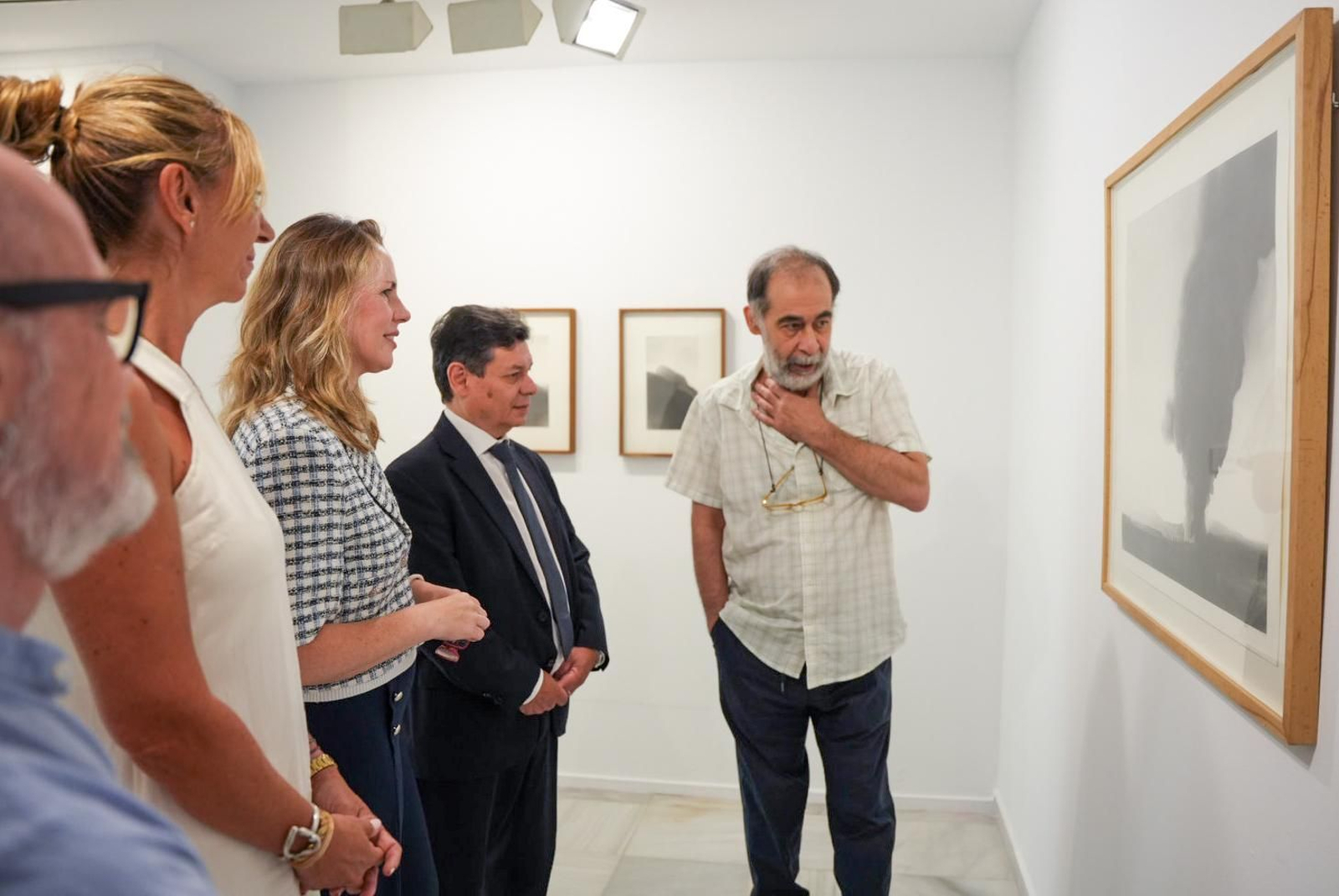 José María Díez (derecha) explica su obra durante la presentación de la muestra.