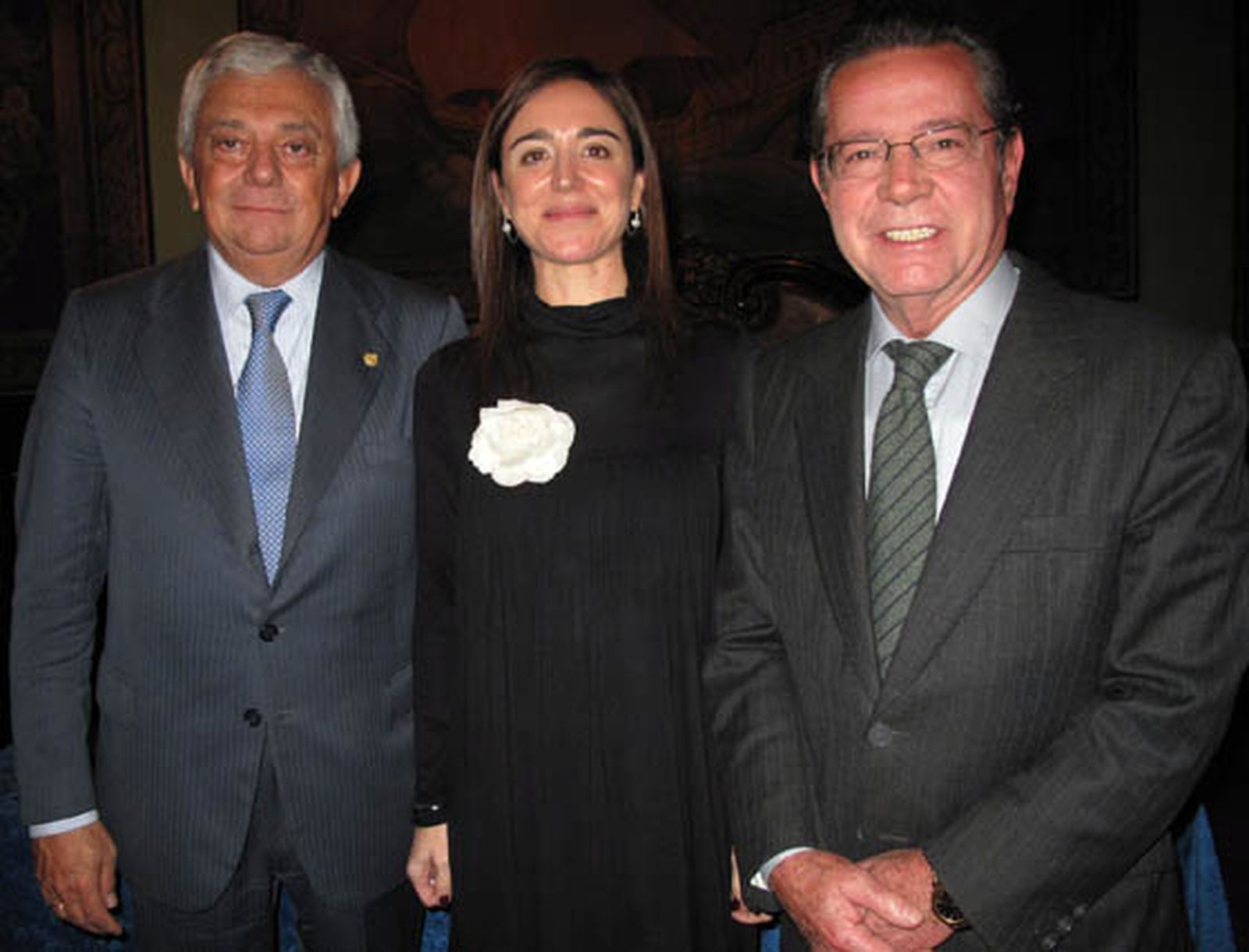 Francisco Herero, presidente de la Cámara de Comercio de Sevilla; Rosa Santos, subdirectora general Institucional y Obra Social de Cajasol, y Antonio Galadí, presidente de la Confederación de Empresarios de Sevilla.

Foto: Victoria Ramírez