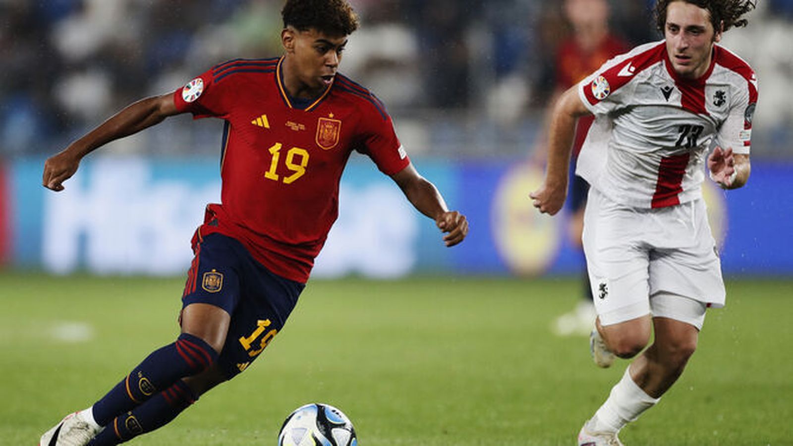 Lamine Yamal intenta una jugada en el primer periodo durante su debut con la selección.