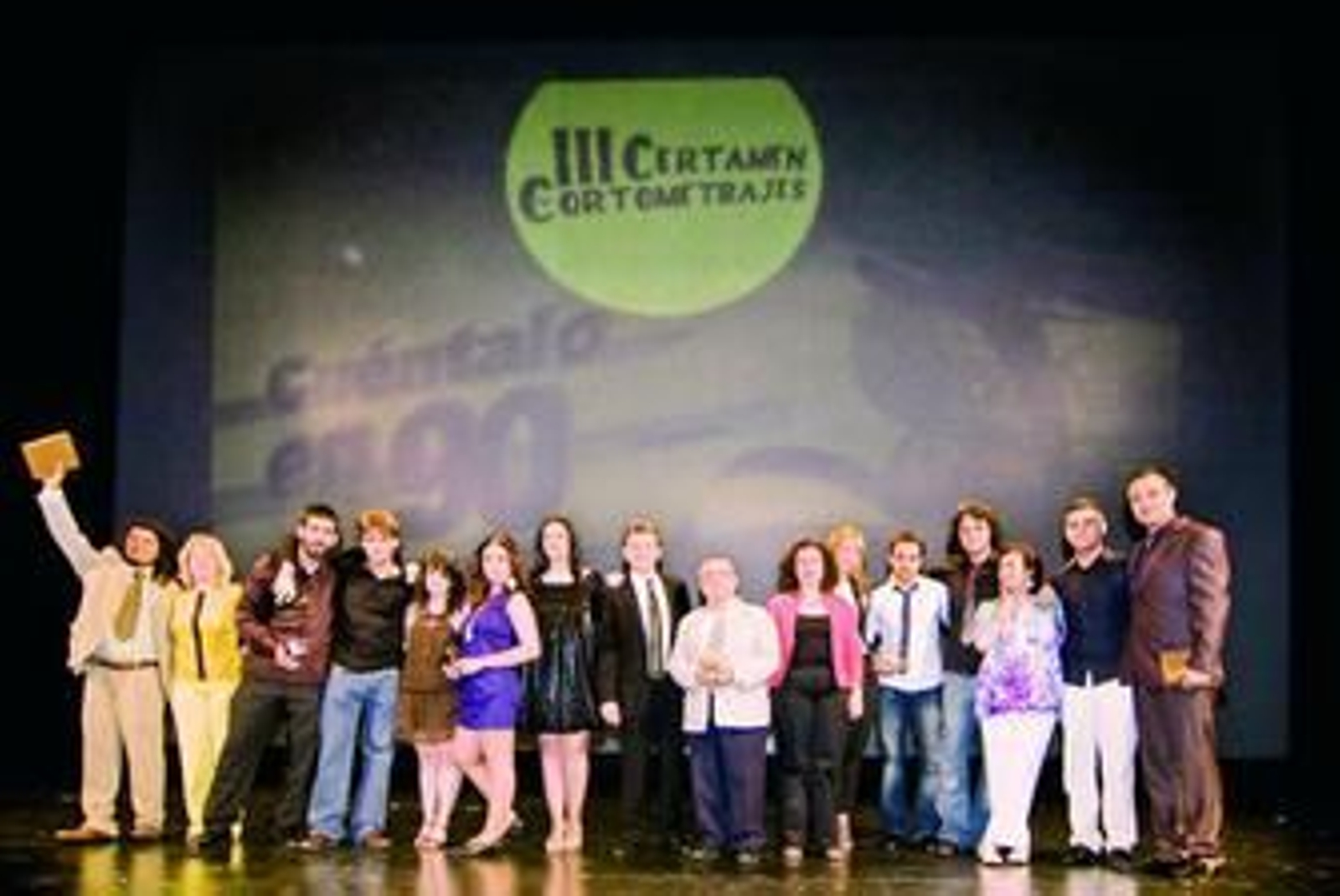 Los galardonados con las autoridades y miembros del jurado.