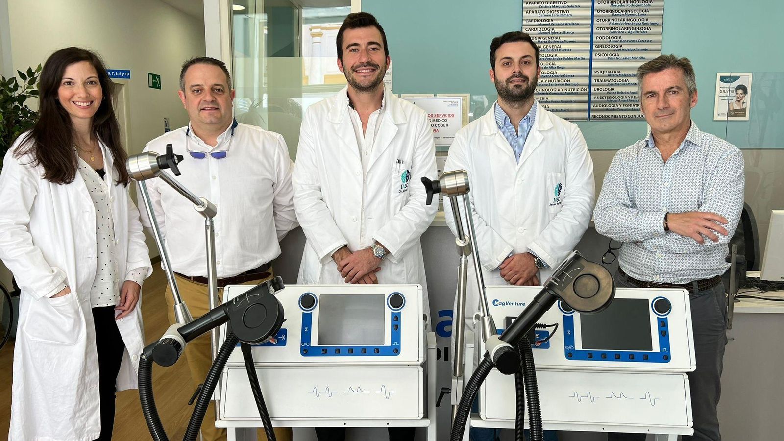 Álvaro Moleón, en el centro, junto a su equipo de trabajo y las dos unidades de Estimulación Magnética Transcraneal.