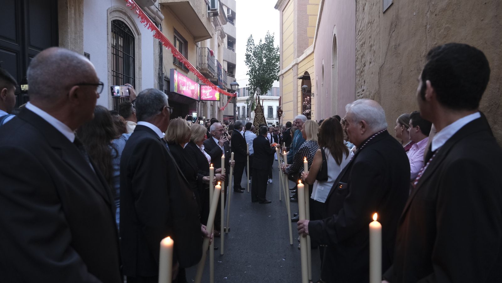 Imágenes de La Magna por las calles de Almería