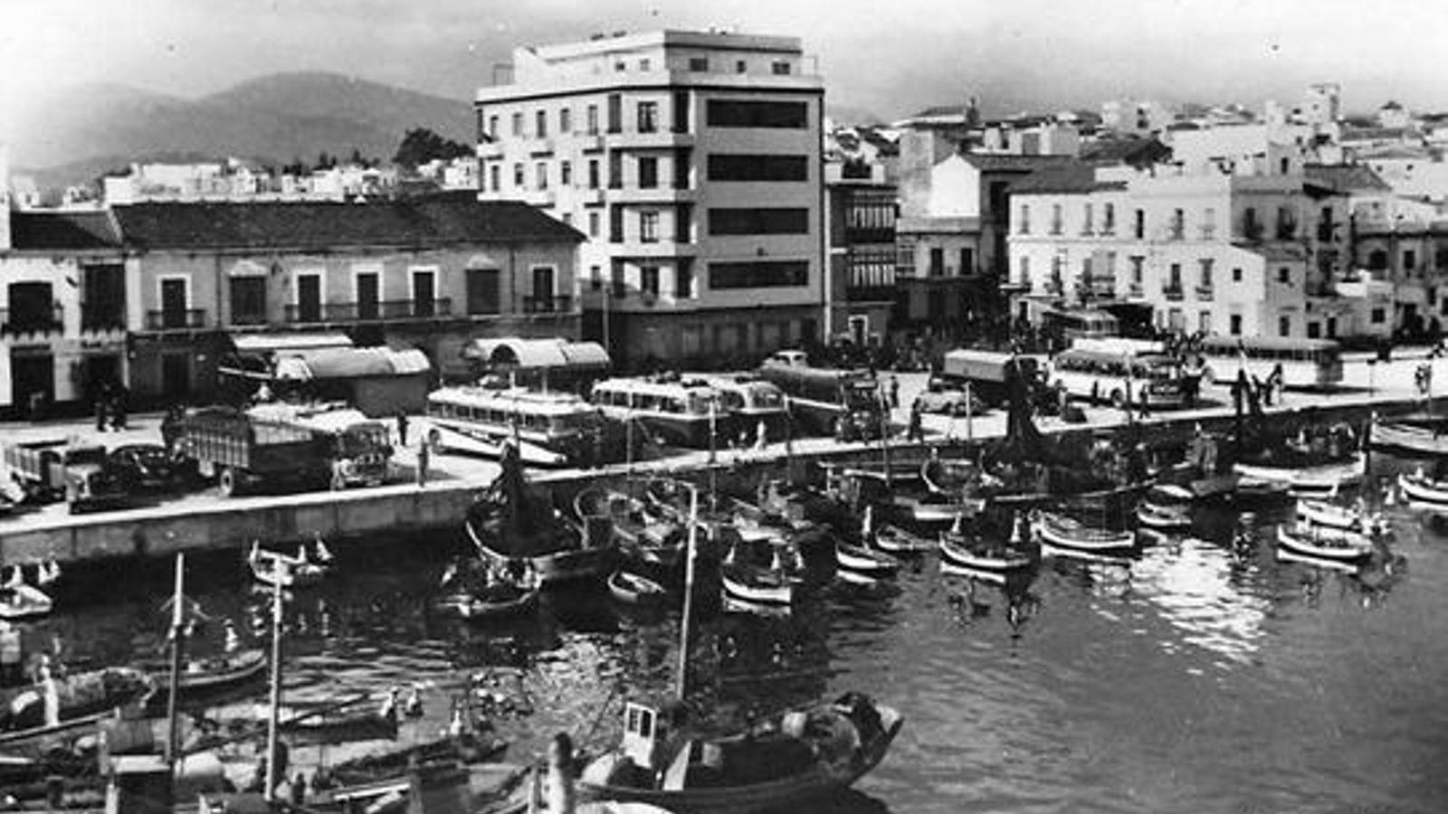 La Marina, con parte de sus bares, el aparcamiento de autobuses y la dársena para pesqueros pequeños.