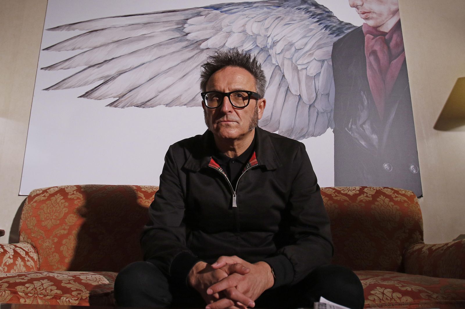 José Luis Cienfuegos, ante el cartel del festival diseñado por Julepe.