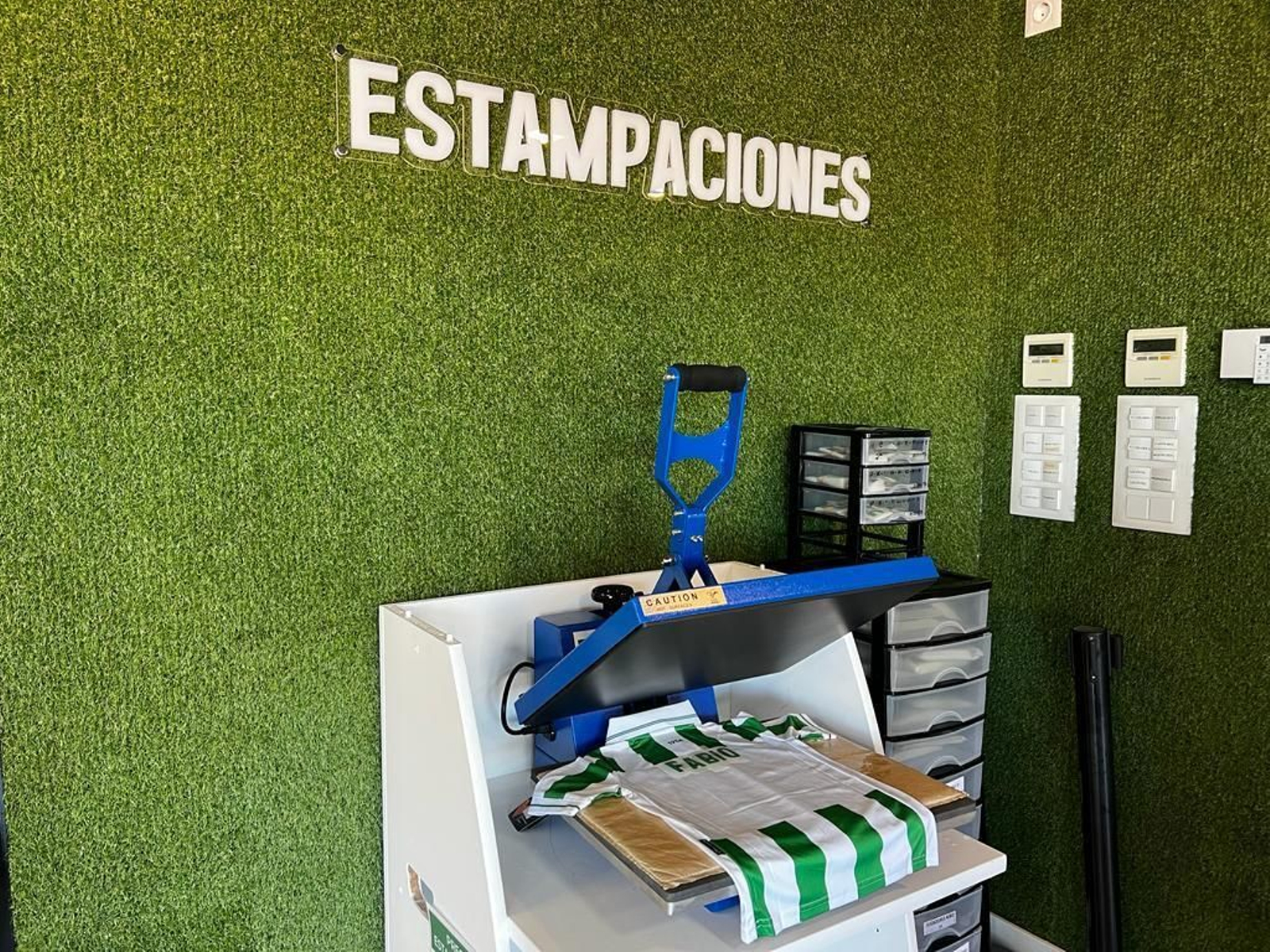 La reapertura de la tienda del Córdoba CF en El Arcángel, en imágenes