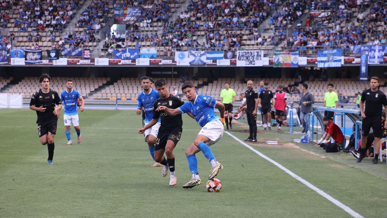 Teté controla el esférico ante un rival.