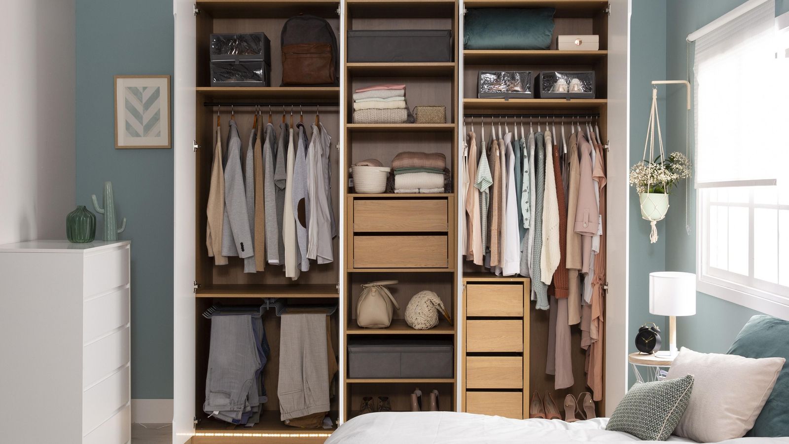 Un armario modular como solución a la falta de espacio en el dormitorio.