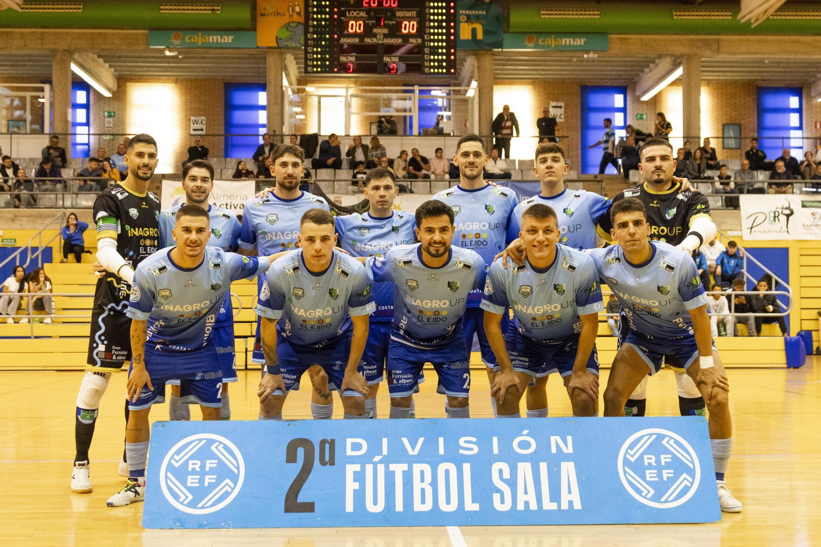 Los celestes posan en el centro de la pista antes del comienzo de un partido de este curso