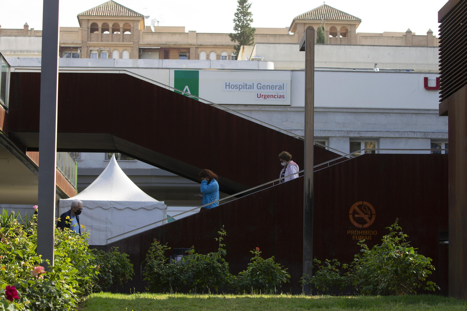 Aspecto de las escalinatas próximas a las Urgencias del Virgen de las Nieves