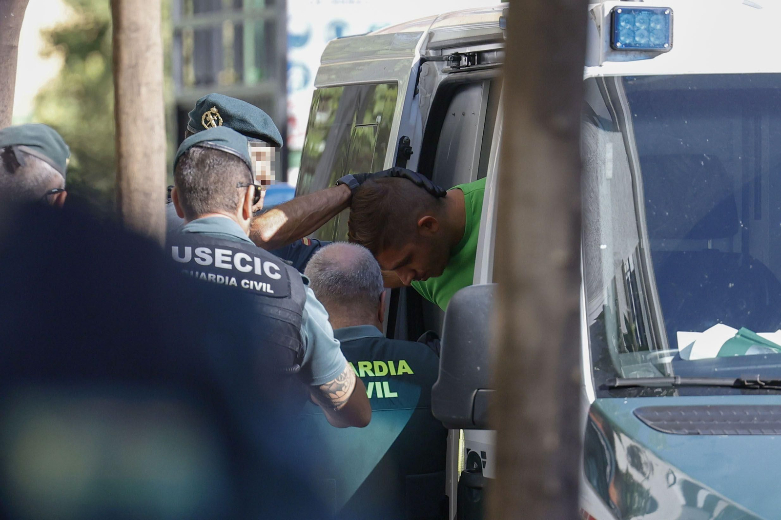 El detenido, entre fuertes medidas de seguridad, este viernes.