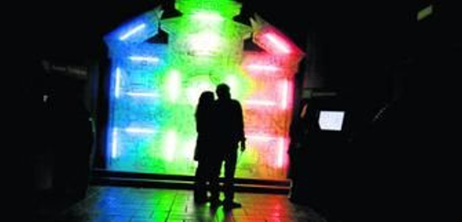 Dos visitantes de la exposición en Iniciarte, organizada por el colectivo Zemos98.