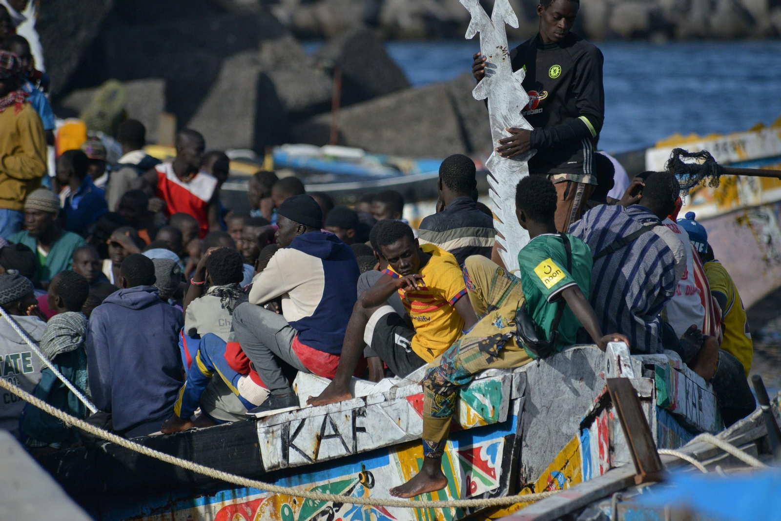Uno de los cayucos que ha llegado al puerto de La Restinga.