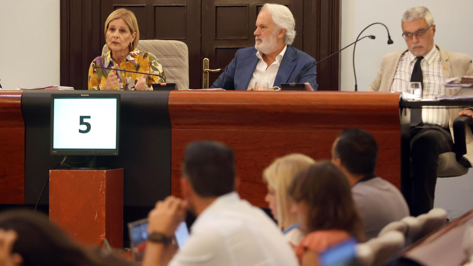 María José García-Pelayo, Agustín Muñoz y Juan Carlos Utrera, secretario, durante el pleno de julio.