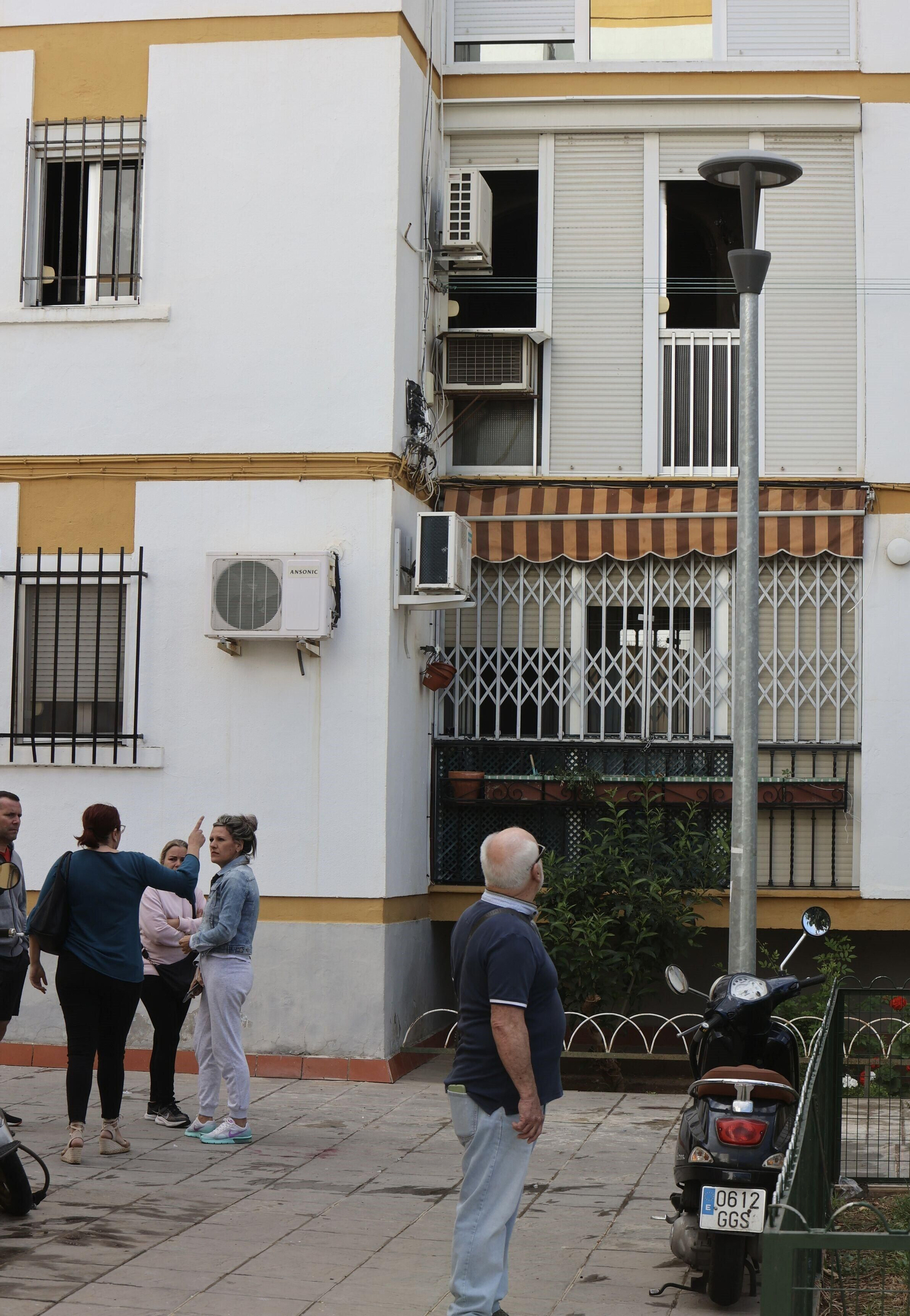 Fotogalería del incendio en Pino Montano que se ha saldado con cuatro heridos graves en Sevilla