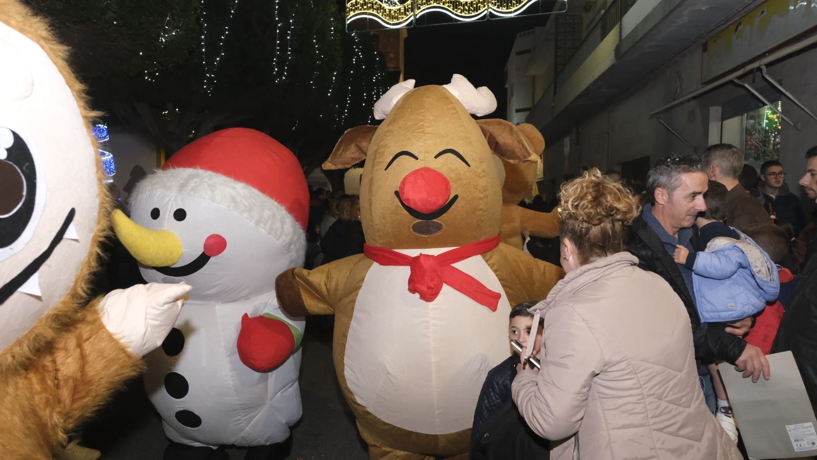 Imágenes de la cabalgata de Huércal de Almería: miles de personas reciben a los Reyes Magos