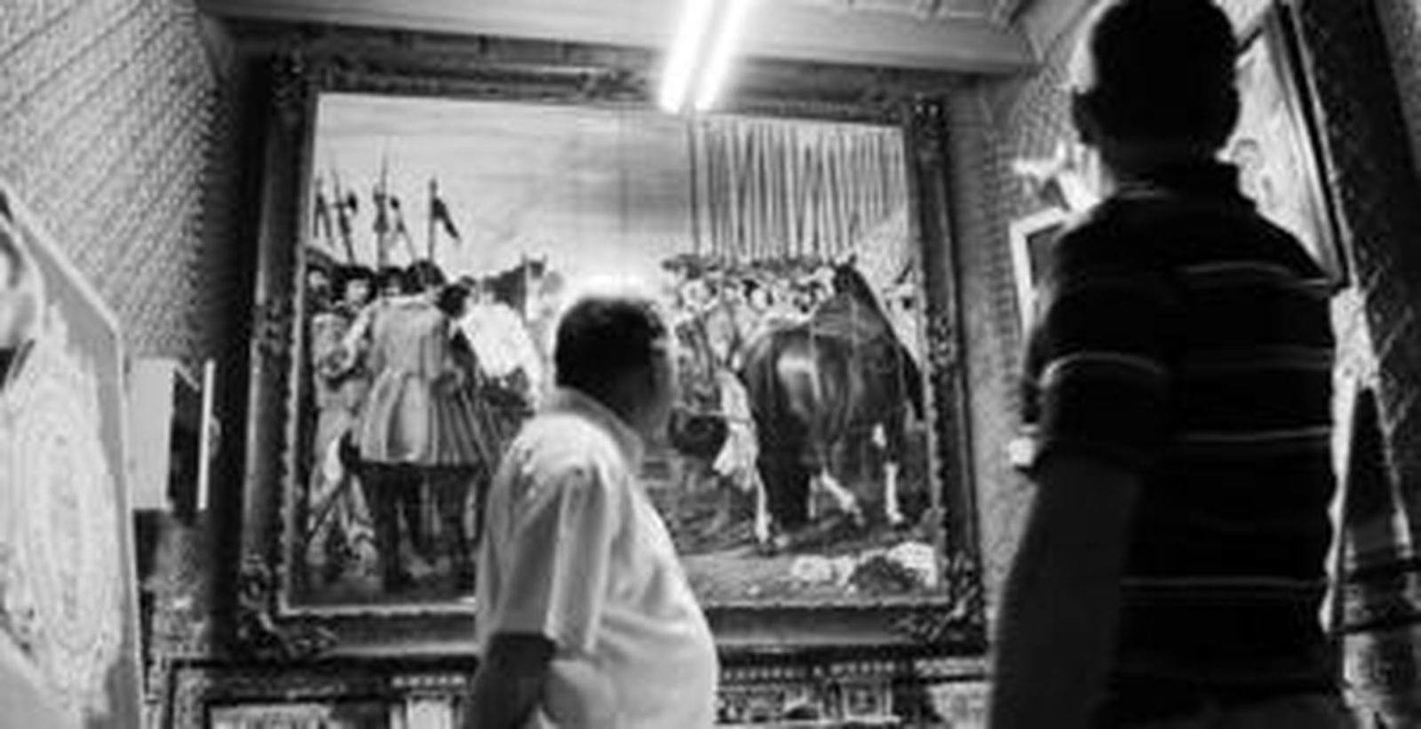 Los propietarios ante una de las piezas de la colección que reproduce el cuadro 'Las lanzas' de Velázquez.