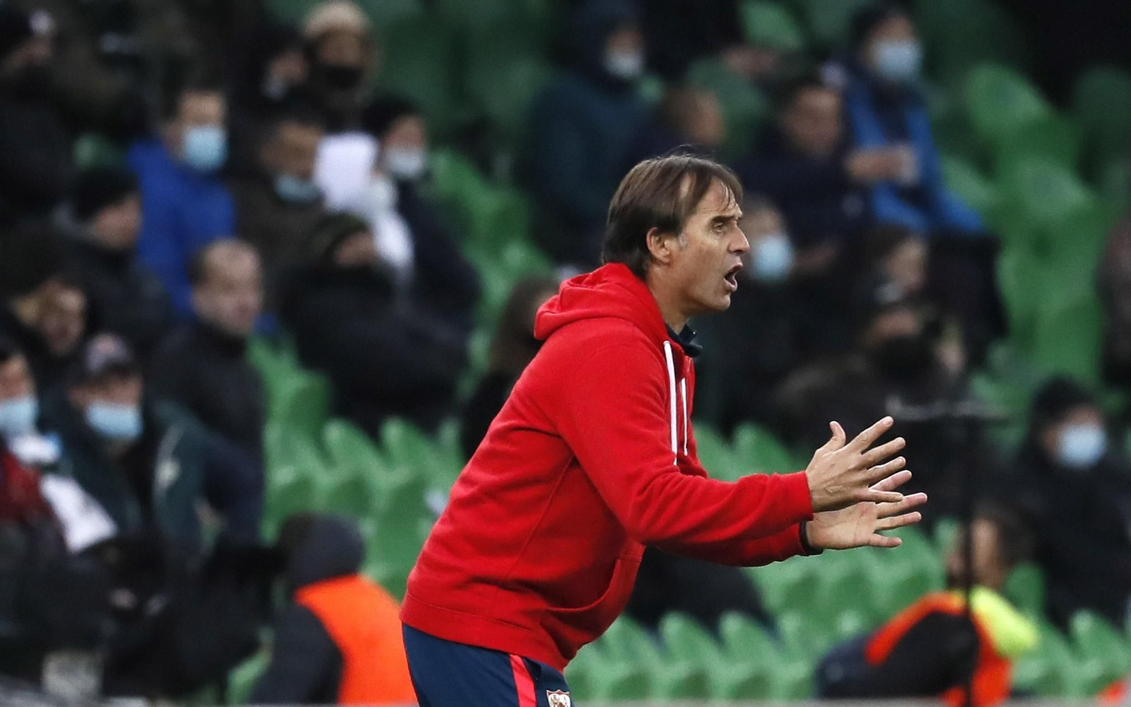 Lopetegui, muy expresivo desde el área técnica del Krasnodar Stadion.