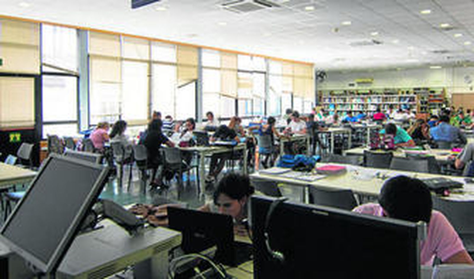 Estudiantes en una de las salas habilitadas por la tarde en el Rectorado, la antigua Fábrica de Tabacos.