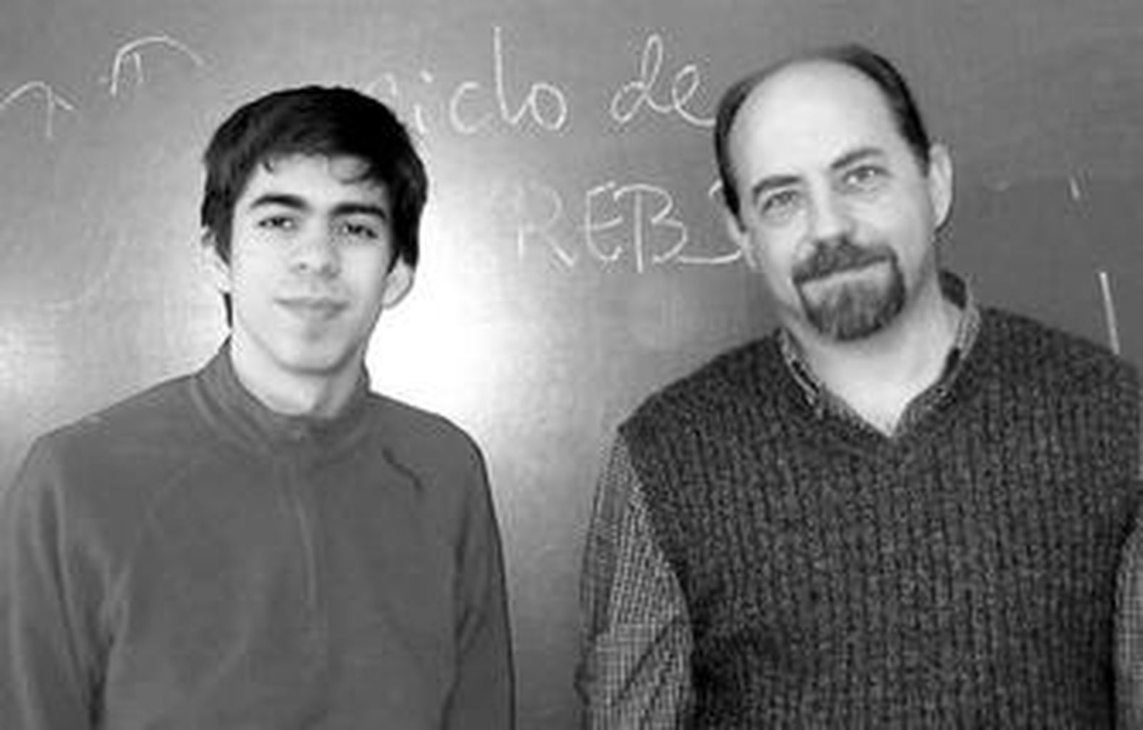 Kevin Doello, junto a su profesor de Biología,  Juan Valentín Fernández de la Gala.