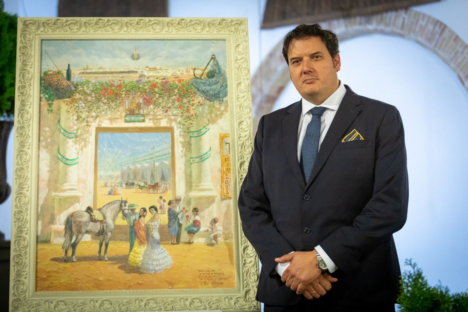 Adrián Ferreras, posando junto al cuadro que anuncia la Feria de Primavera 2022.