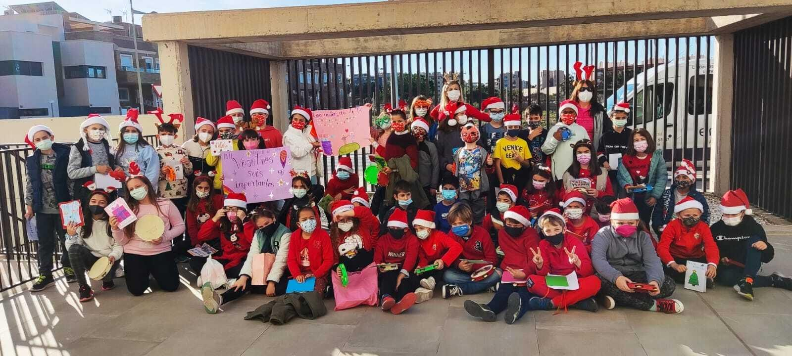 Escolares llenan de villancicos y felicitaciones navideñas las residencias de mayores