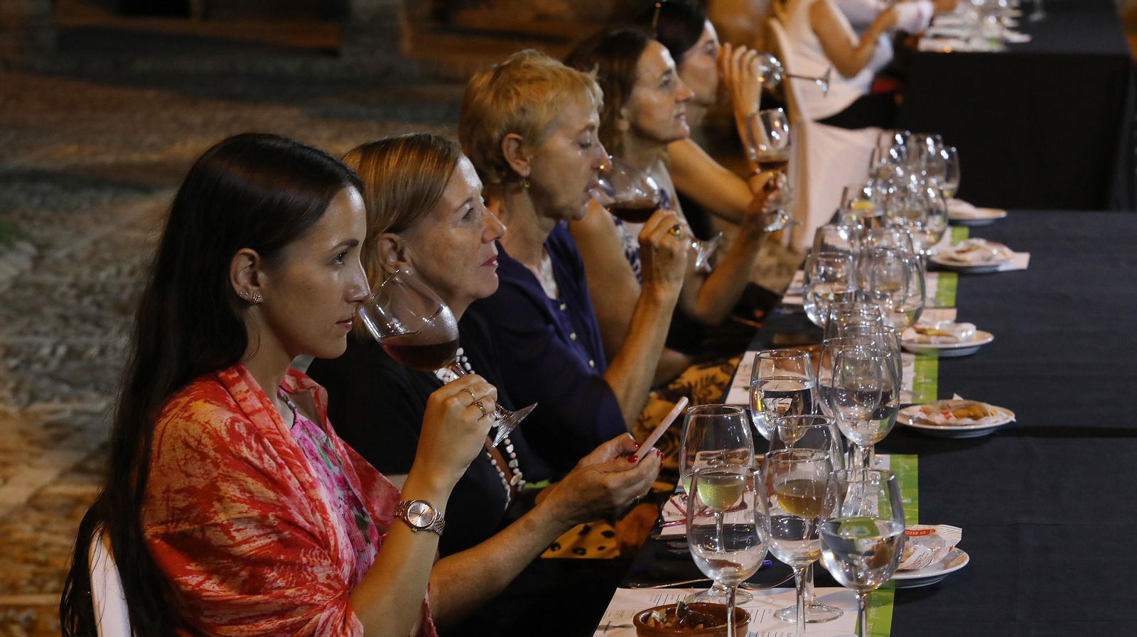 Se inaugura 'De Copa en Copa' en los Claustros y comienzan en el Alcázar las 'Catas Magistrales' con los vinos de Lustau