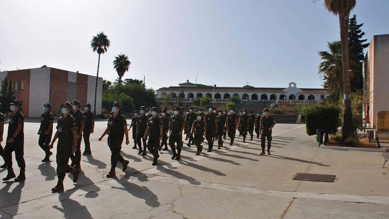 Los alumnos del CEFOT-2 marchan en formación, con más distancia de la normal.