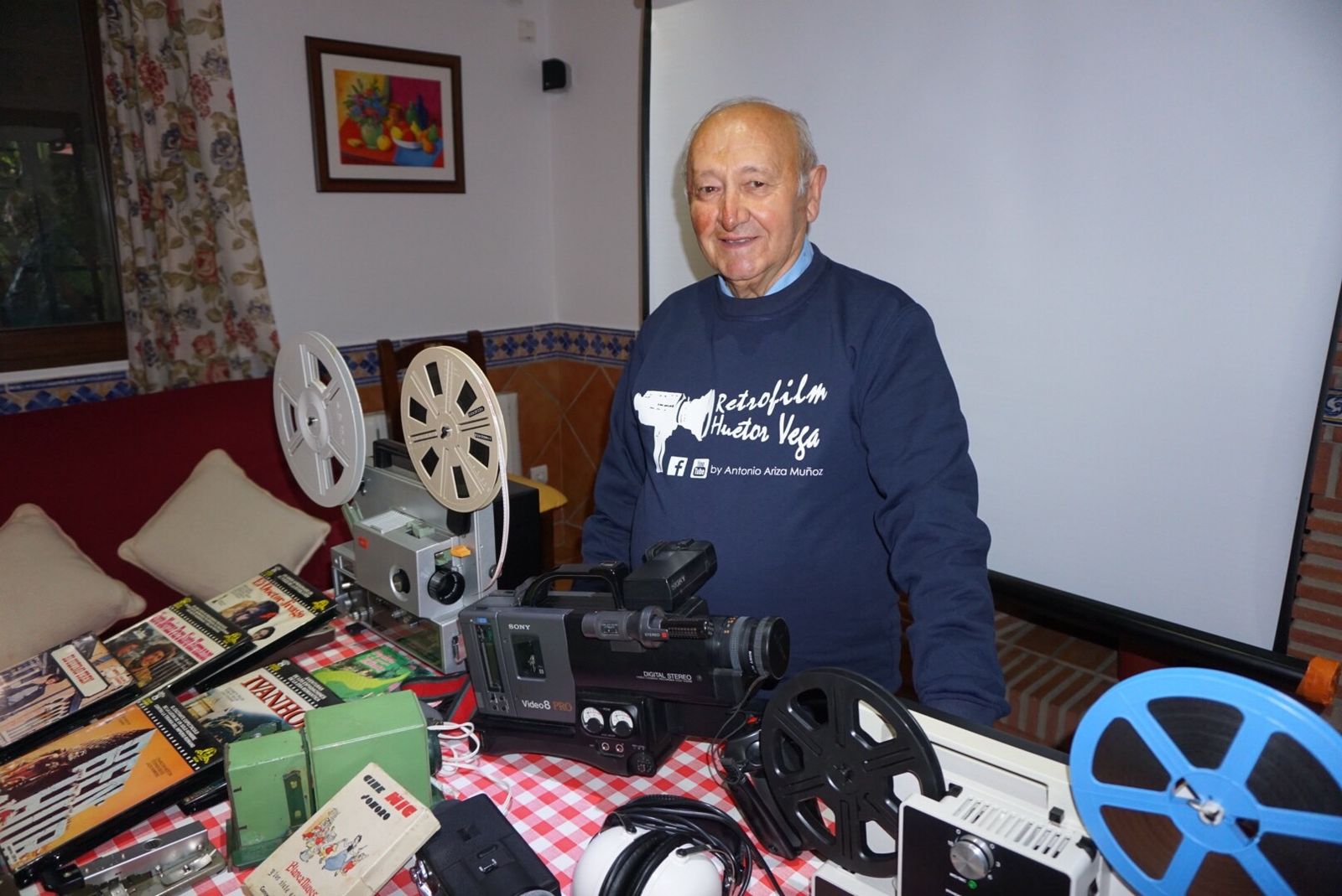 Antonio Ariza Muñoz posa rodeado de sus cámaras.