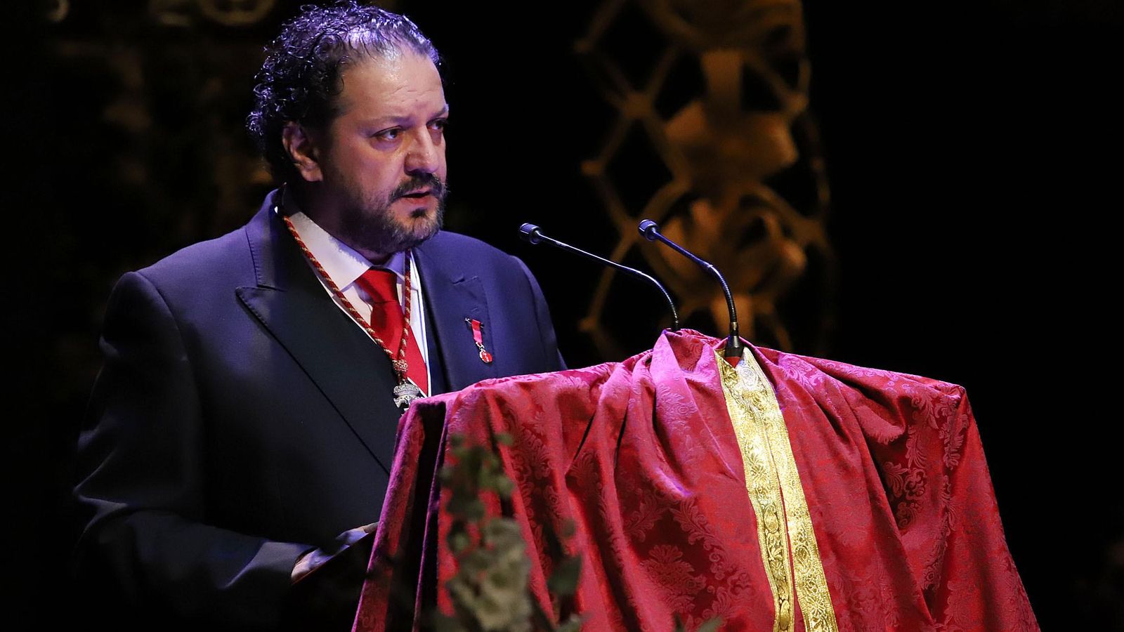 El pregonero anuncia la Semana Santa de Huelva.