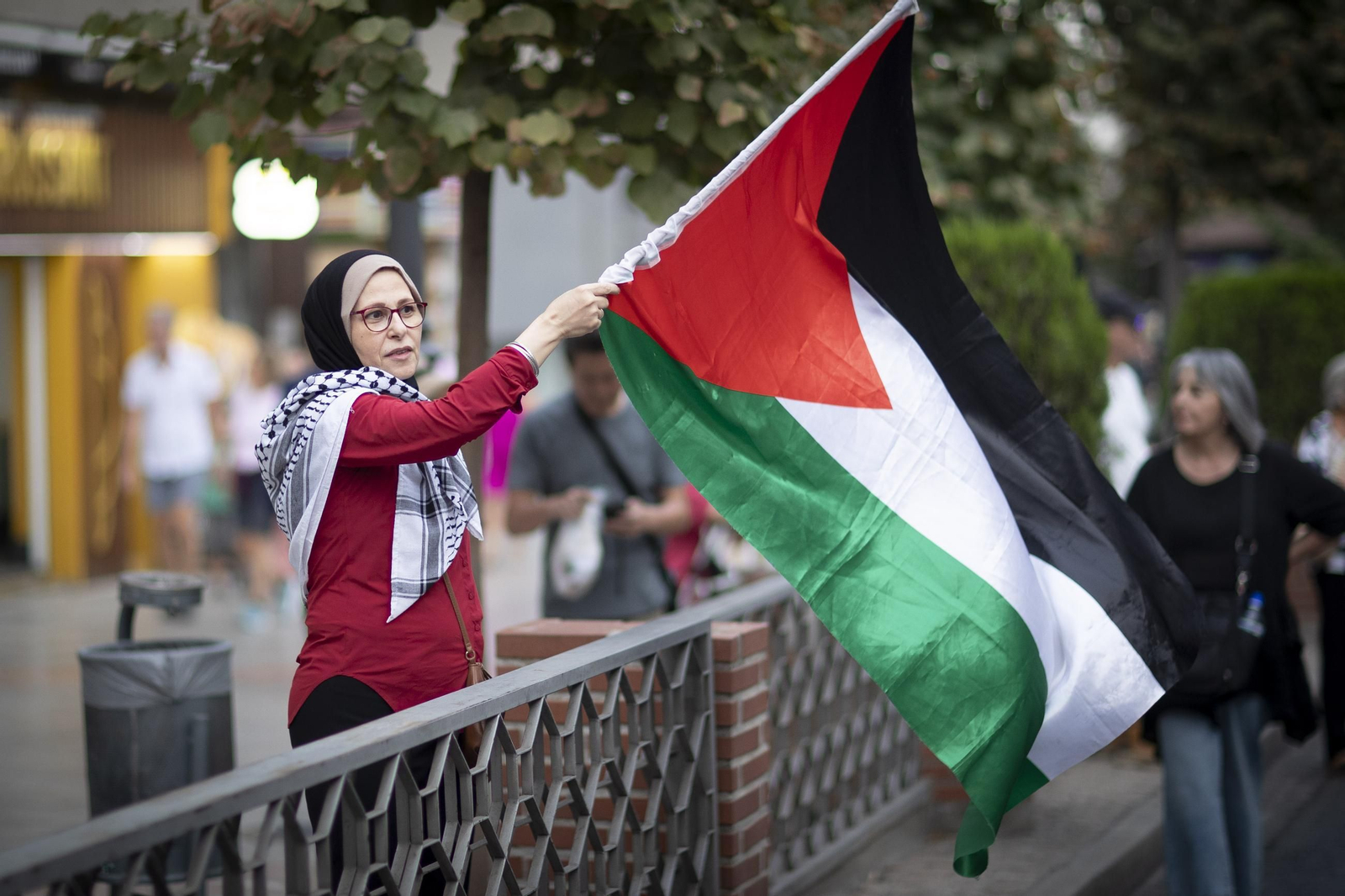 Fotos: 4.000 personas recorren el centro de Granada en una marcha contra la violencia en Gaza