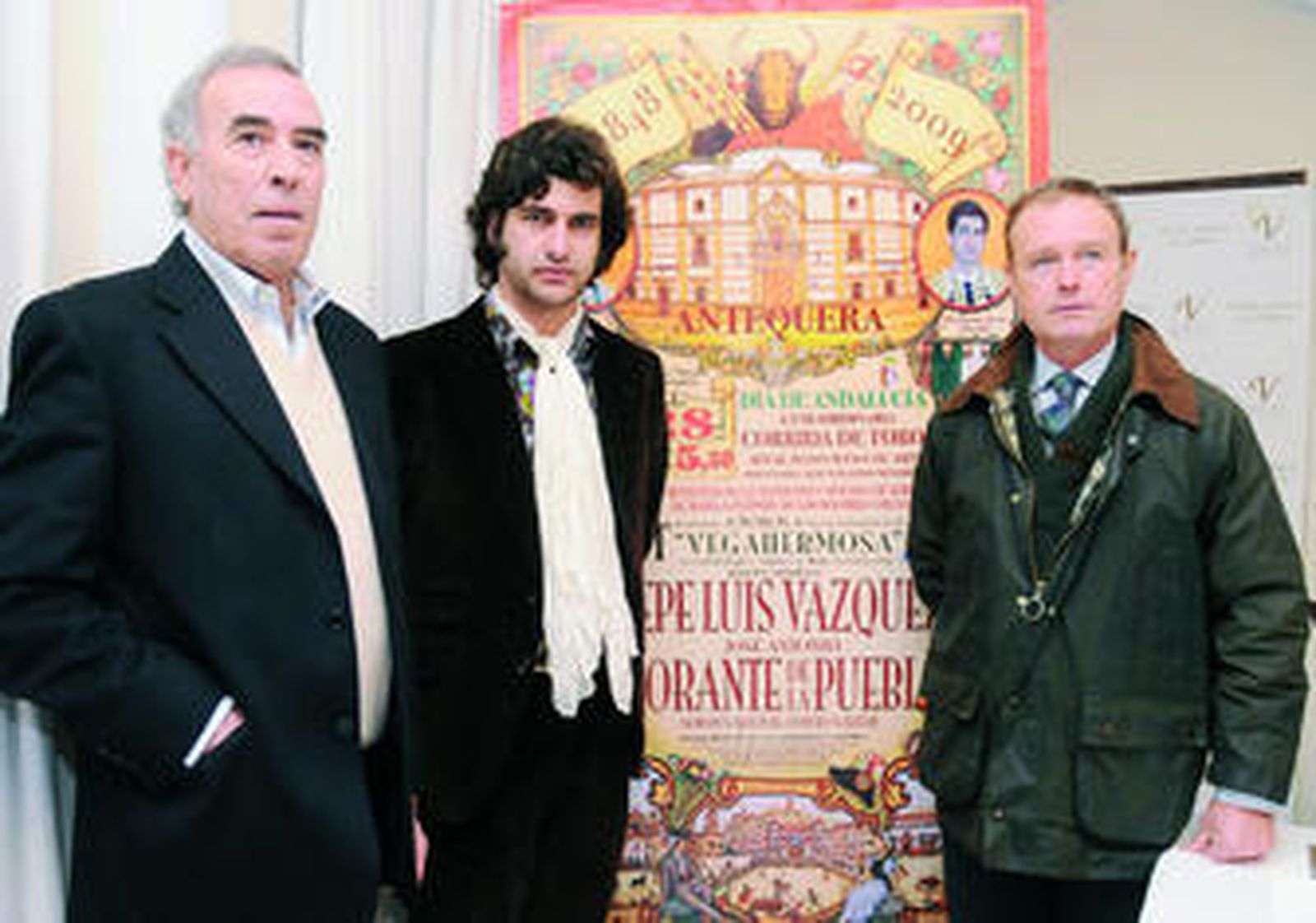 Morante de la Puebla y Pepe Luis Vázquez, junto al empresario Paco Dorado, ayer en Sevilla.