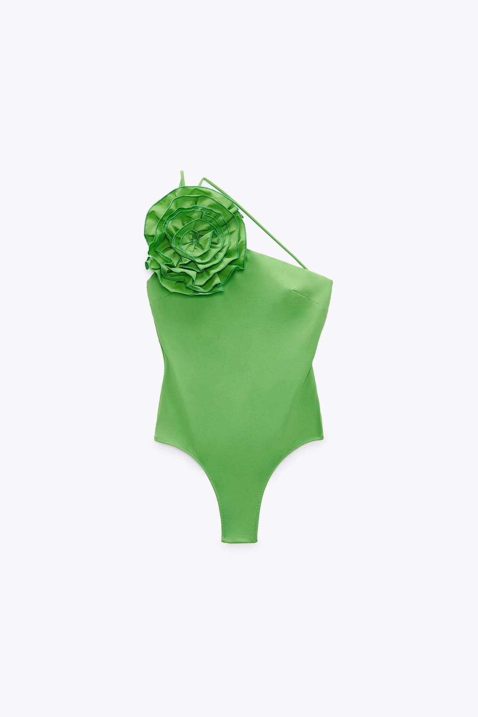 Bañador verde con detalle en flor de Zara. Bañador verde con detalle en flor de Zara.