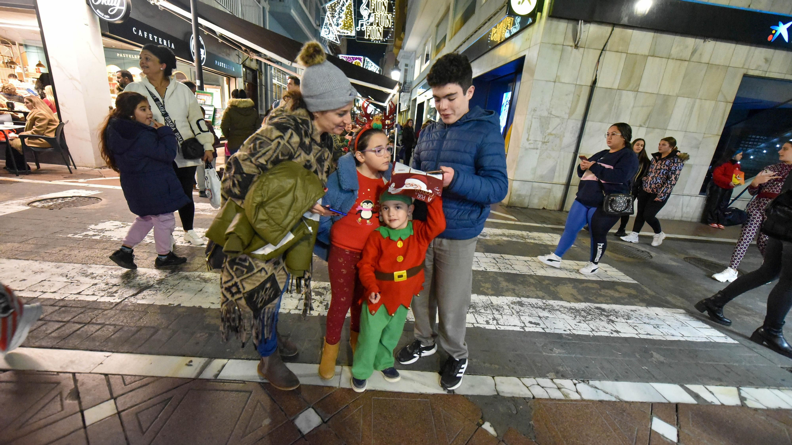 La yincana solidaria 'A por el gordo' en La Línea, en imágenes