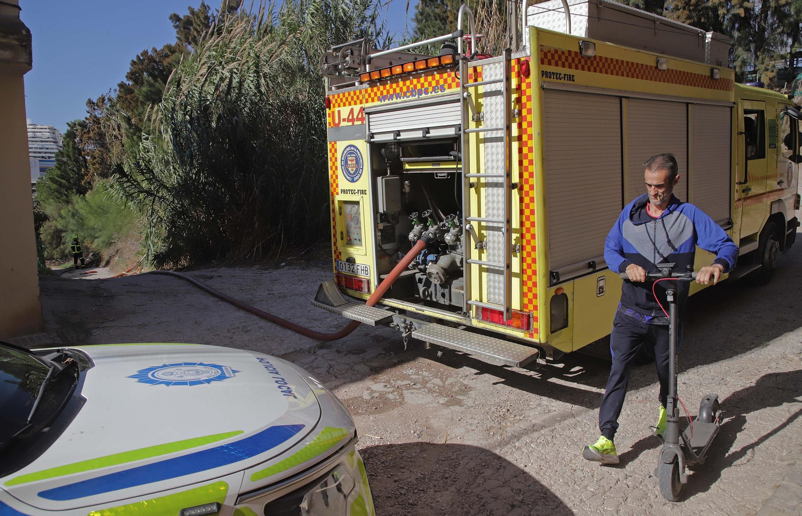 Fotos del incendio cercano al Bahía Park en la calle Sardina de Algeciras