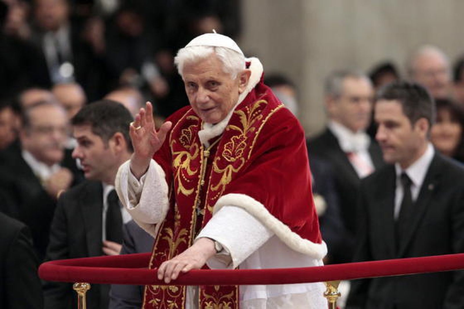 Benedicto XVI bendice en el Vaticano a sus fieles  Foto: Efe