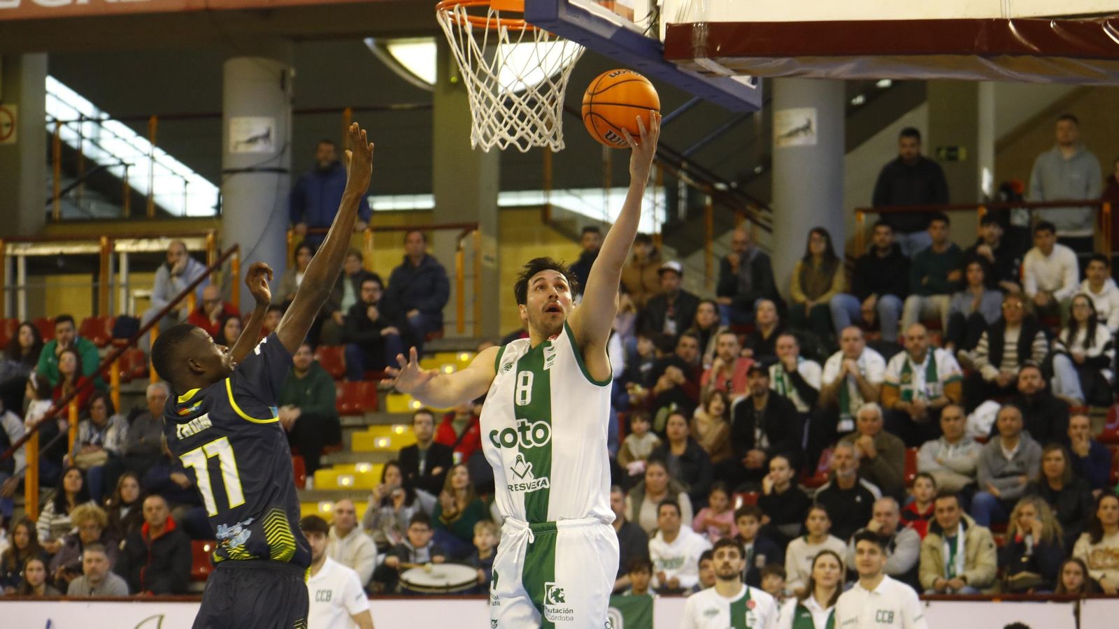 Peralta, alero del Coto Córdoba, culmina un contragolpe de su equipo con una bandeja.