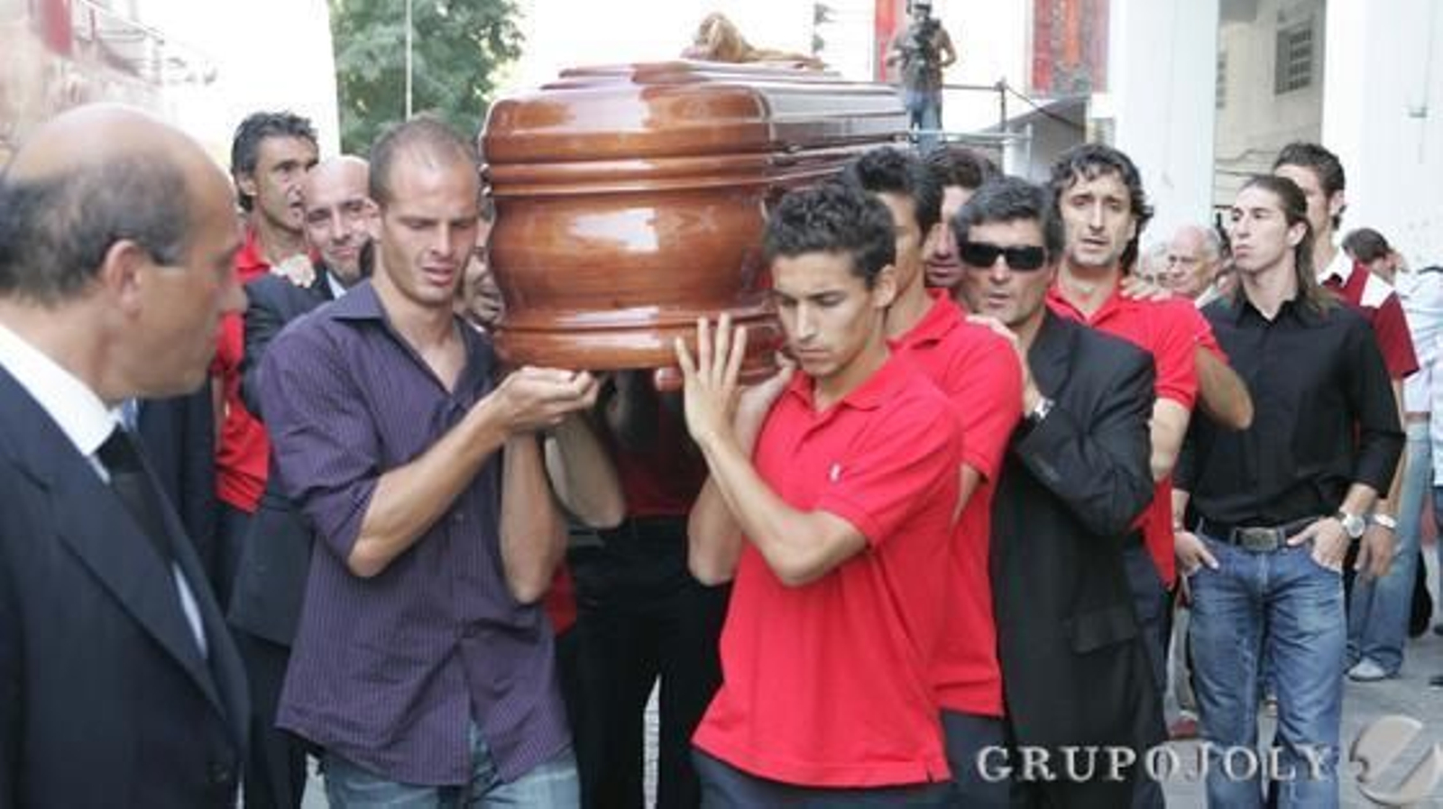 Navas lleva el féretro con los restos mortales de Antonio Puerta.

Foto: SFC